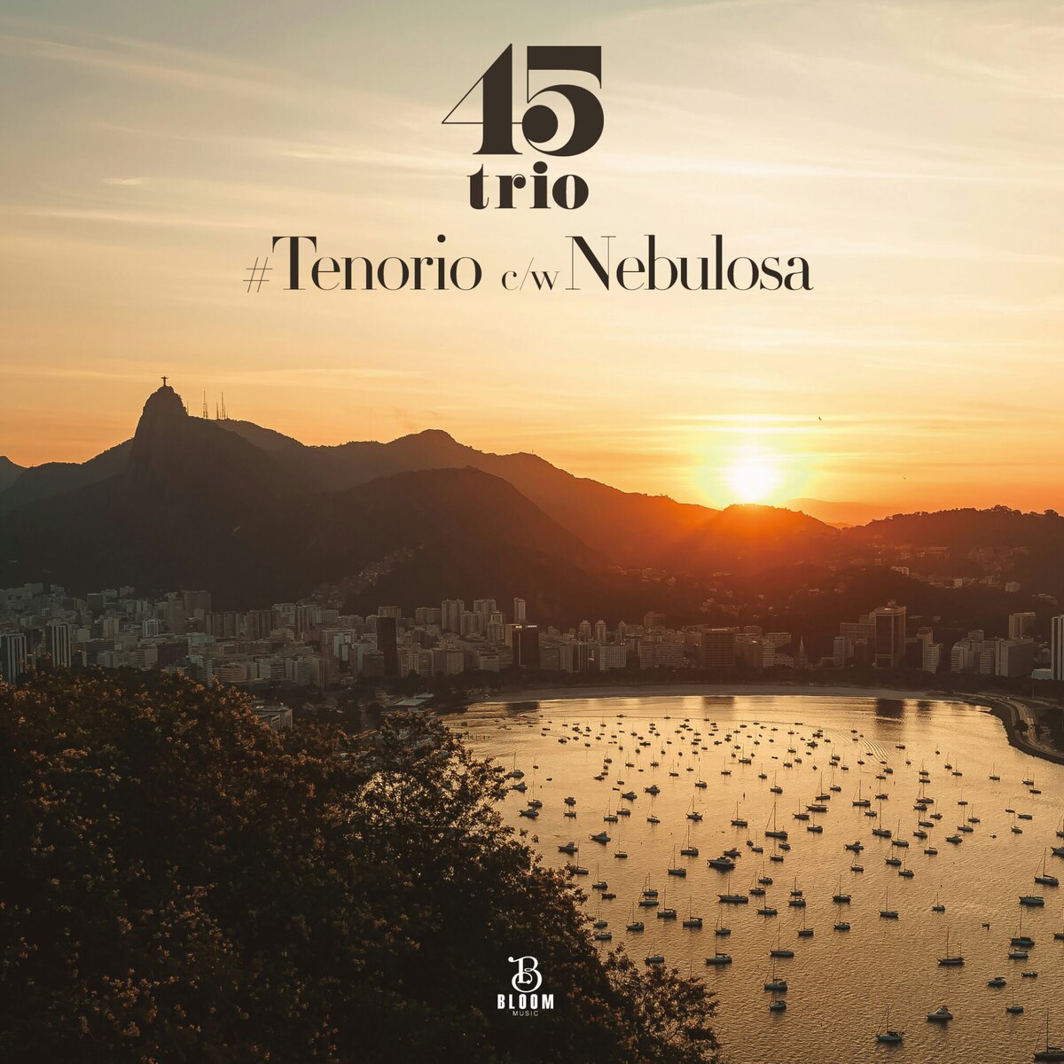 Arte do single #Tenorio c/w Nebulosa, do 45trio, sobre uma paisagem do Rio de Janeiro ao pôr do sol, com o Cristo Redentor à esquerda e barcos na água em primeiro plano.