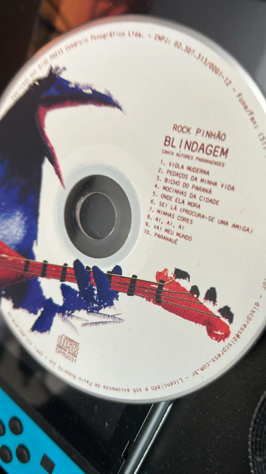 CD da banda Blindagem sobre um aparelho portátil.