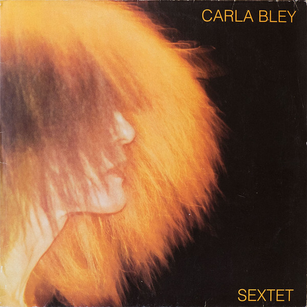 Capa do álbum Sextet, de Carla Bley, com seu rosto parcialmente coberto pelos cabelos iluminados em tons alaranjados.