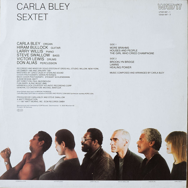 Contracapa do LP Sextet com a formação, os créditos, as faixas e uma fotografia dos seis músicos.