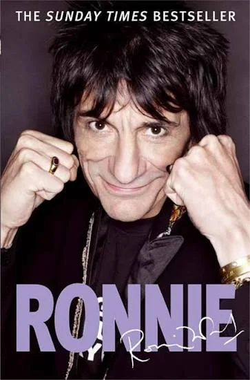 Capa de Ronnie: The Autobiography, com Ronnie Wood segurando a gola do casaco diante de um fundo escuro.