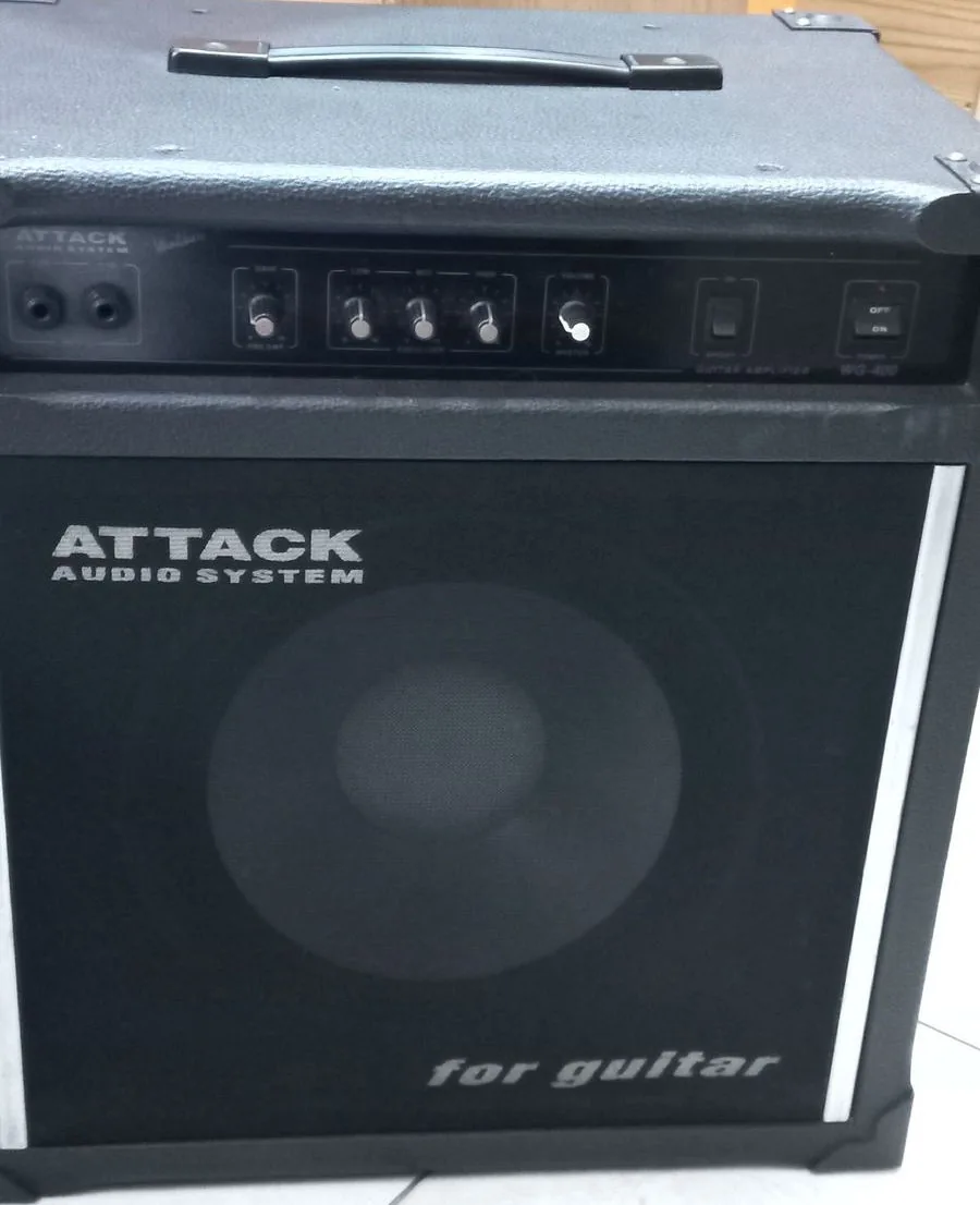 Amplificador ATTACK Audio System preto, aparentemente modelo WG-400, visto de frente.