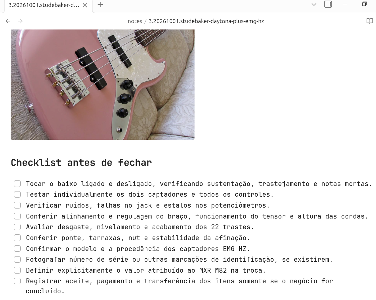 Nota exibida no navegador com a foto de um contrabaixo rosa e um checklist de verificações antes da compra.
