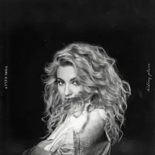 Capa de Hiding Place, de Tori Kelly, com retrato da cantora em preto e branco